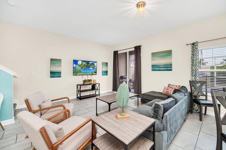 Elegante sala de estar con mobiliario moderno en un apartamento en Building Pebble Beach Drive - livly-housing - 1248877 - MCO en Four Corners, Four Corners Elegante sala de estar con mobiliario moderno en un apartamento en Building Pebble Beach Drive - livly-housing - 1248877 - MCO en Four Corners, Four Corners