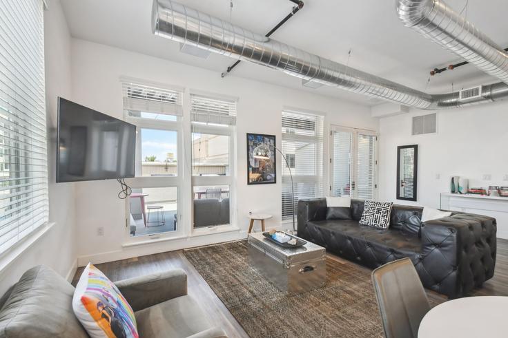 Sala de estar elegantemente projetada com móveis modernos em um apartamento no Building Blake Street - livly-housing - 1249128 - DEN em Denver, Denver