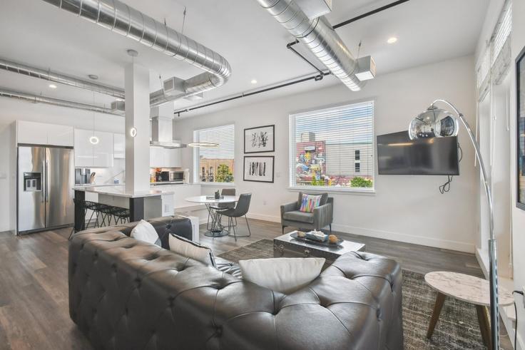 Denver, Denver에 위치한 Building Blake Street - livly-housing - 1249128 - DEN 아파트의 세련된 인테리어가 돋보이는 거실 Denver, Denver에 위치한 Building Blake Street - livly-housing - 1249128 - DEN 아파트의 세련된 인테리어가 돋보이는 거실