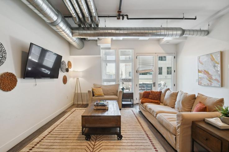 Elegant gestaltetes Wohnzimmer mit moderner Einrichtung in einer Wohnung im Building Blake Street - livly-housing - 1249127 - DEN in Denver, Denver Elegant gestaltetes Wohnzimmer mit moderner Einrichtung in einer Wohnung im Building Blake Street - livly-housing - 1249127 - DEN in Denver, Denver