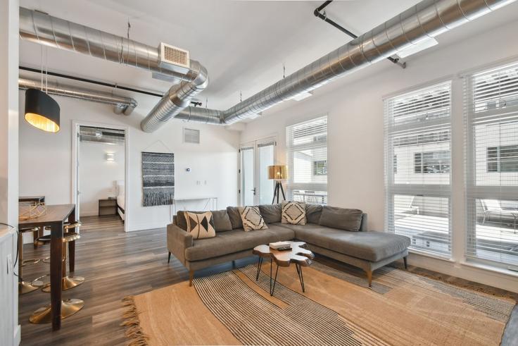 Denver DenverのBuilding Blake Street - livly-housing - 1249123 - DENのアパートメントにある、モダンな家具を備えたエレガントなデザインのリビングルーム