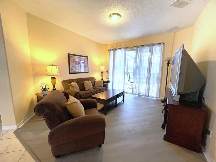 Salle de séjour élégante avec mobilier moderne dans un appartement à Building Corvina Drive - livly-housing - 1246568 - MCO à Davenport, Davenport Salle de séjour élégante avec mobilier moderne dans un appartement à Building Corvina Drive - livly-housing - 1246568 - MCO à Davenport, Davenport