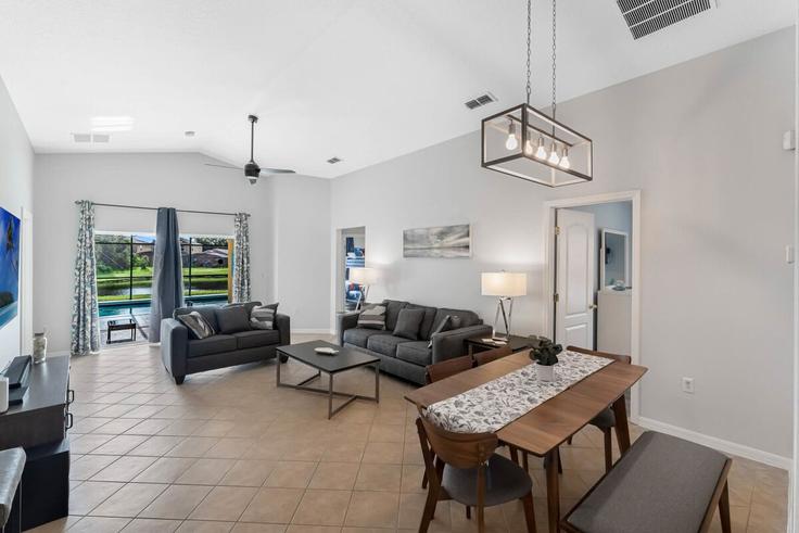 Sala de estar elegantemente projetada com móveis modernos em um apartamento no Building Sandy Ridge Drive - livly-housing - 1246572 - MCO em Davenport, Davenport