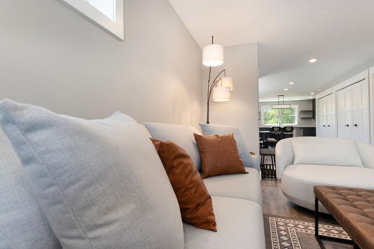 Lake Leelanau Lake LeelanauのBuilding North Saint Joseph Street - livly-housing - 1247761 - DTWのアパートメントにある、モダンな家具を備えたエレガントなデザインのリビングルーム