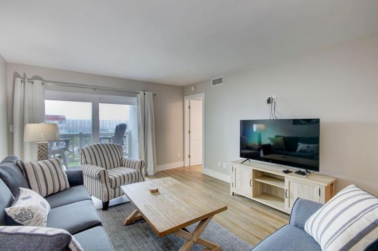 Salle de séjour élégante avec mobilier moderne dans un appartement à Building Whelk Court - livly-housing - 1248999 - USA à Okaloosa Island, Okaloosa Island