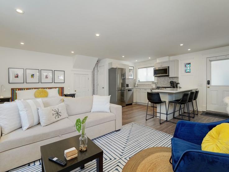 Sala de estar elegantemente projetada com móveis modernos em um apartamento no Building Vancouver Street - livly-housing - 1247920 - TOR em Victoria, Victoria Sala de estar elegantemente projetada com móveis modernos em um apartamento no Building Vancouver Street - livly-housing - 1247920 - TOR em Victoria, Victoria