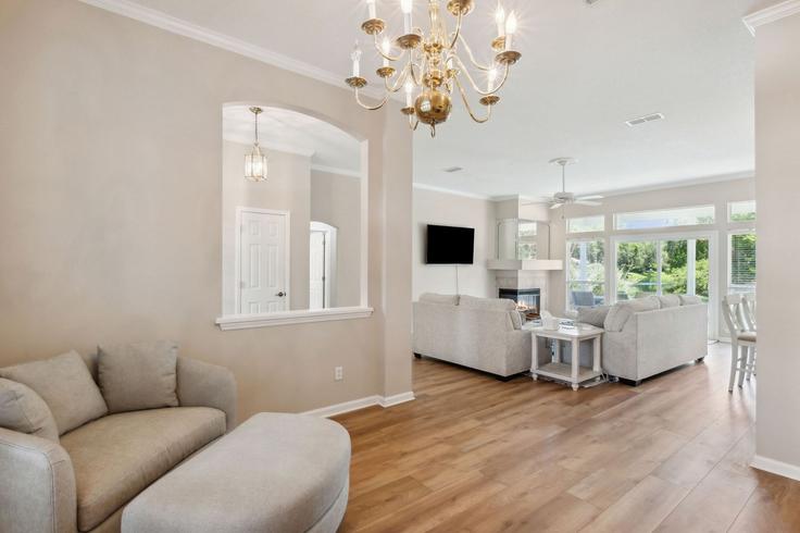 Salle de séjour élégante avec mobilier moderne dans un appartement à Building Tidewater Street - livly-housing - 1247269 - USA à Fernandina Beach, Fernandina Beach