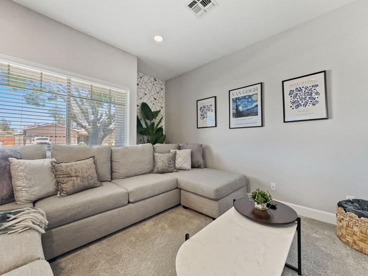 Elegante sala de estar con mobiliario moderno en un apartamento en Building East North Loop - livly-housing - 1247601 - USA en Queen Creek, Queen Creek Elegante sala de estar con mobiliario moderno en un apartamento en Building East North Loop - livly-housing - 1247601 - USA en Queen Creek, Queen Creek