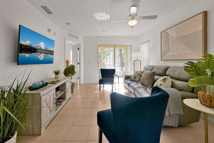 Building Club Cortile Circle - livly-housing - 1246573 - MCO adresindeki bir dairede modern mobilyalarla zarif bir şekilde tasarlanmış oturma odası Kissimmee, Kissimmee Building Club Cortile Circle - livly-housing - 1246573 - MCO adresindeki bir dairede modern mobilyalarla zarif bir şekilde tasarlanmış oturma odası Kissimmee, Kissimmee