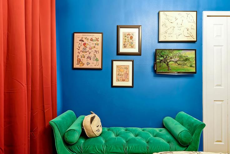 Sala de estar elegantemente projetada com móveis modernos em um apartamento no Building Kildrummy Drive - livly-housing - 1246575 - MCO em Four Corners, Four Corners Sala de estar elegantemente projetada com móveis modernos em um apartamento no Building Kildrummy Drive - livly-housing - 1246575 - MCO em Four Corners, Four Corners