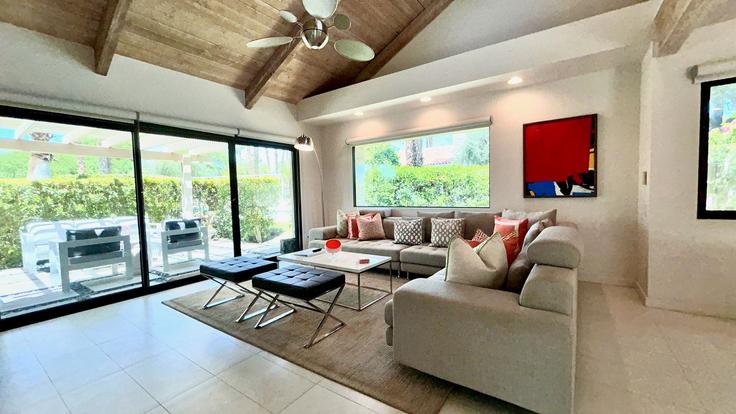 Building Forest Hills Drive - livly-housing - 1247291 - LAX adresindeki bir dairede modern mobilyalarla zarif bir şekilde tasarlanmış oturma odası Rancho Mirage, Rancho Mirage