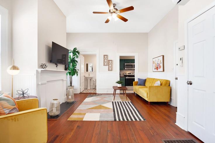 Sala de estar elegantemente projetada com móveis modernos em um apartamento no Building West Park Avenue - livly-housing - 1248975 - ATL em Savannah, Savannah Sala de estar elegantemente projetada com móveis modernos em um apartamento no Building West Park Avenue - livly-housing - 1248975 - ATL em Savannah, Savannah