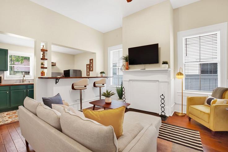 Sala de estar elegantemente projetada com móveis modernos em um apartamento no Building West Park Avenue - livly-housing - 1248974 - ATL em Savannah, Savannah Sala de estar elegantemente projetada com móveis modernos em um apartamento no Building West Park Avenue - livly-housing - 1248974 - ATL em Savannah, Savannah