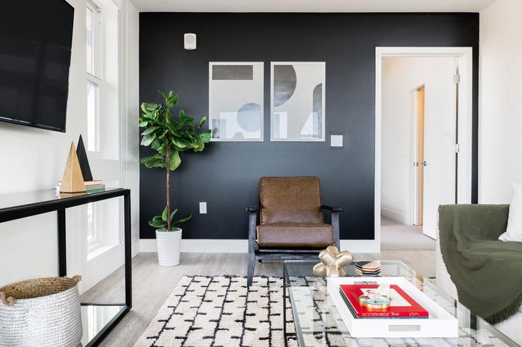 Denver DenverのBuilding Zuni Street - livly-housing - 1249118 - DENのアパートメントにある、モダンな家具を備えたエレガントなデザインのリビングルーム Denver DenverのBuilding Zuni Street - livly-housing - 1249118 - DENのアパートメントにある、モダンな家具を備えたエレガントなデザインのリビングルーム