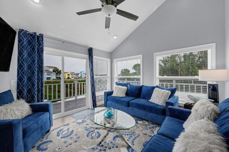 Sala de estar elegantemente projetada com móveis modernos em um apartamento no Building East Gulf Boulevard - livly-housing - 1248804 - TPA em Indian Rocks Beach, Indian Rocks Beach