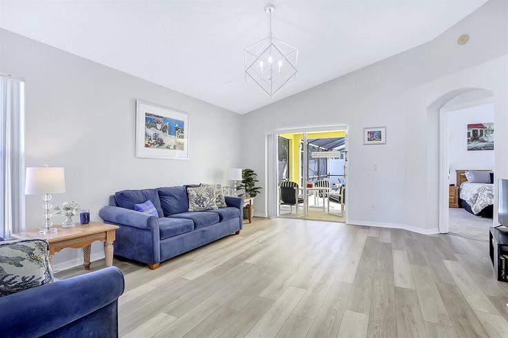 Four Corners Four CornersのBuilding Myrtle Oak Lane - livly-housing - 1248431 - MCOのアパートメントにある、モダンな家具を備えたエレガントなデザインのリビングルーム