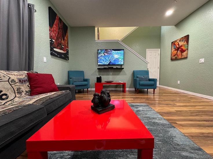 Sala de estar elegantemente projetada com móveis modernos em um apartamento no Building Calabria Avenue - livly-housing - 1248408 - MCO em Davenport, Davenport Sala de estar elegantemente projetada com móveis modernos em um apartamento no Building Calabria Avenue - livly-housing - 1248408 - MCO em Davenport, Davenport