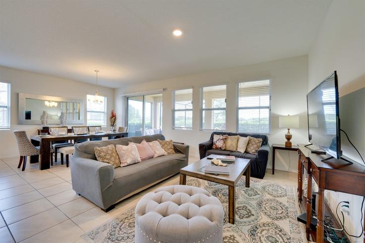 Sala de estar elegantemente projetada com móveis modernos em um apartamento no Building Oak Shadow Court - livly-housing - 1248400 - MCO em Davenport, Davenport