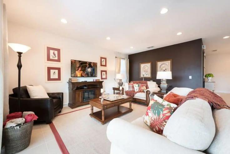 Four Corners, Four Corners에 위치한 Building Fairfax Drive - livly-housing - 1248387 - MCO 아파트의 세련된 인테리어가 돋보이는 거실 Four Corners, Four Corners에 위치한 Building Fairfax Drive - livly-housing - 1248387 - MCO 아파트의 세련된 인테리어가 돋보이는 거실