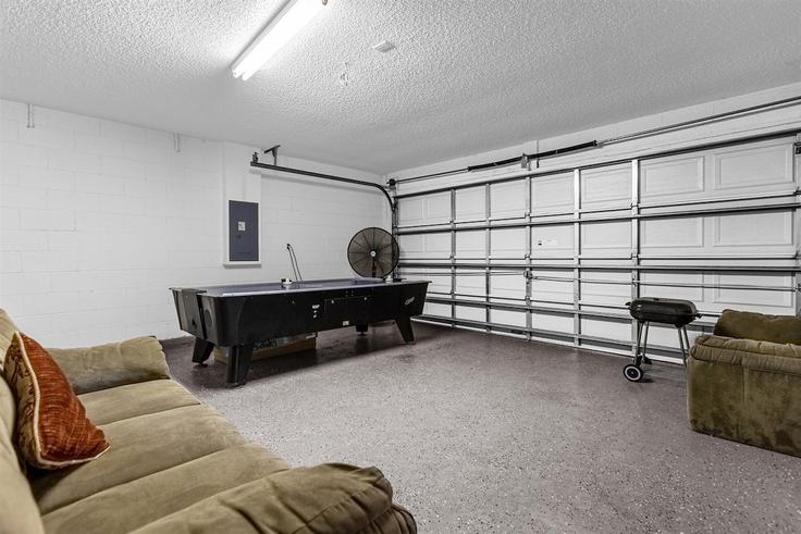 Elegante sala de estar con mobiliario moderno en un apartamento en Building Castaway Beach Way - livly-housing - 1248379 - MCO en Kissimmee, Kissimmee