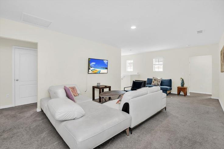 Sala de estar elegantemente projetada com móveis modernos em um apartamento no Building Oakwood Street - livly-housing - 1248361 - MCO em Davenport, Davenport