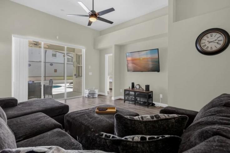 Davenport, Davenport에 위치한 Building Orista Drive - livly-housing - 1248385 - MCO 유닛의 세련된 인테리어가 돋보이는 거실