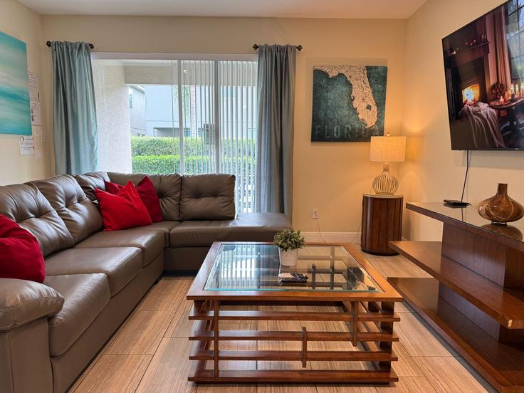 Four Corners, Four Corners에 위치한 Building Lasso Drive - livly-housing - 1248393 - MCO 아파트의 세련된 인테리어가 돋보이는 거실 Four Corners, Four Corners에 위치한 Building Lasso Drive - livly-housing - 1248393 - MCO 아파트의 세련된 인테리어가 돋보이는 거실