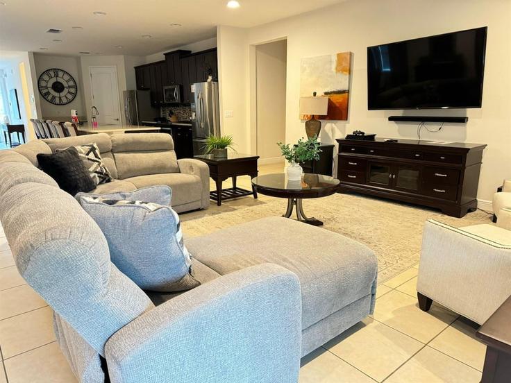 Elegante sala de estar con mobiliario moderno en un apartamento en Building Falls Drive - livly-housing - 1248432 - MCO en Four Corners, Four Corners