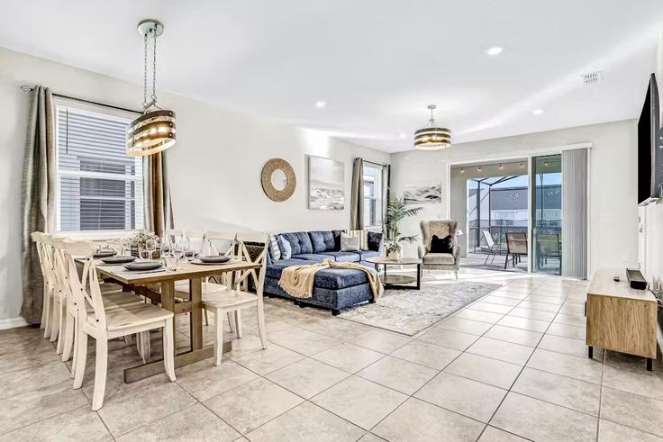 Elegant gestaltetes Wohnzimmer mit moderner Einrichtung in einer Wohnung im Building Lilac Way - livly-housing - 1248856 - MCO in Four Corners, Four Corners Elegant gestaltetes Wohnzimmer mit moderner Einrichtung in einer Wohnung im Building Lilac Way - livly-housing - 1248856 - MCO in Four Corners, Four Corners
