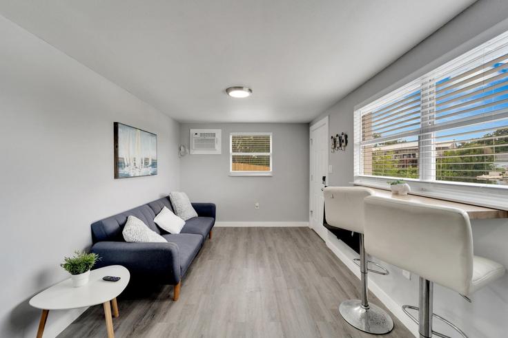 Town 'n' Country Town 'n' CountryのBuilding Rocky Creek Drive - livly-housing - 1248802 - TPAのアパートメントにある、モダンな家具を備えたエレガントなデザインのリビングルーム