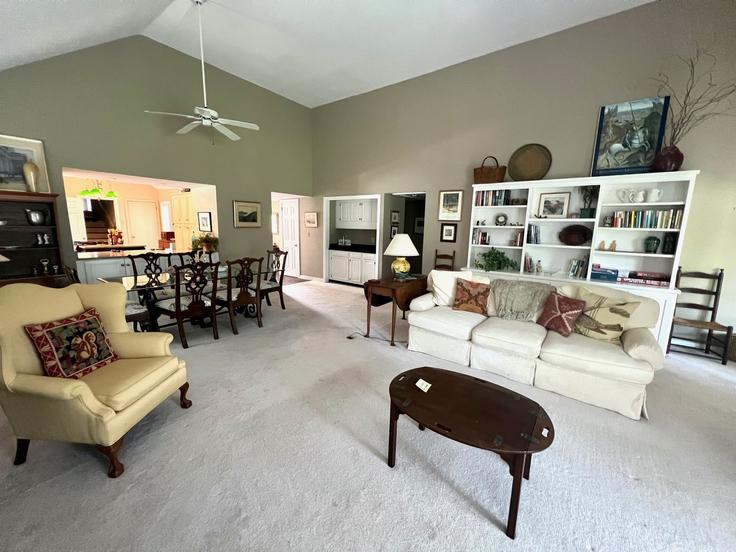 Building Embassy Row Way - livly-housing - 1248621 - USA adresindeki bir dairede modern mobilyalarla zarif bir şekilde tasarlanmış oturma odası Seabrook Island, Seabrook Island