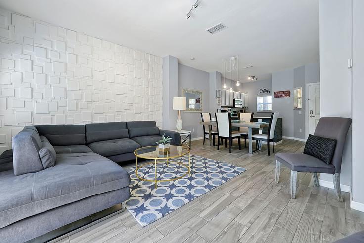 Elegante sala de estar con mobiliario moderno en un apartamento en Building Bay Lilly Loop - livly-housing - 1248638 - MCO en Four Corners, Four Corners