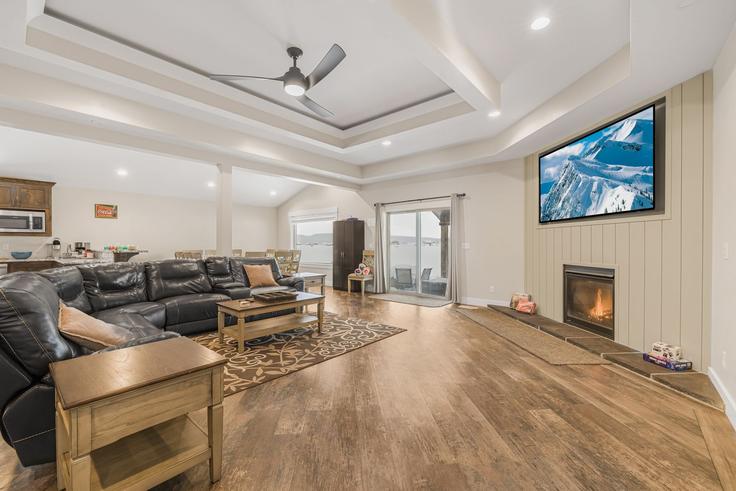 Elegant gestaltetes Wohnzimmer mit moderner Einrichtung in einer Wohnung im Building Arrange Peak Court - livly-housing - 1247062 - USA in Island Park, Island Park