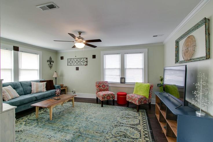 Sala de estar elegantemente projetada com móveis modernos em um apartamento no Building Crossland Avenue - livly-housing - 1248188 - USA em Clarksville, Clarksville Sala de estar elegantemente projetada com móveis modernos em um apartamento no Building Crossland Avenue - livly-housing - 1248188 - USA em Clarksville, Clarksville