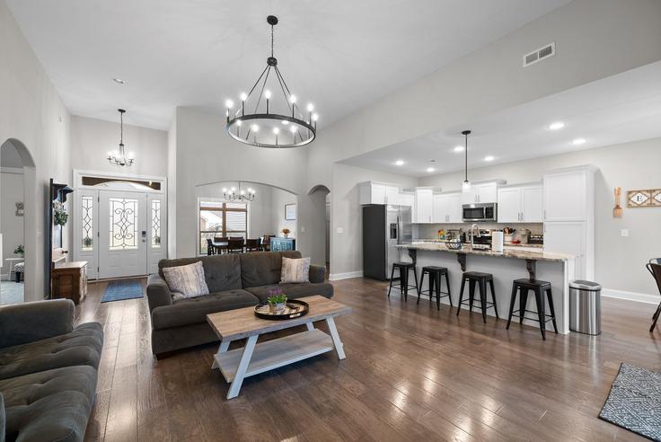 Sala de estar elegantemente projetada com móveis modernos em um apartamento no Building Colston Drive - livly-housing - 1248182 - USA em Clarksville, Clarksville Sala de estar elegantemente projetada com móveis modernos em um apartamento no Building Colston Drive - livly-housing - 1248182 - USA em Clarksville, Clarksville