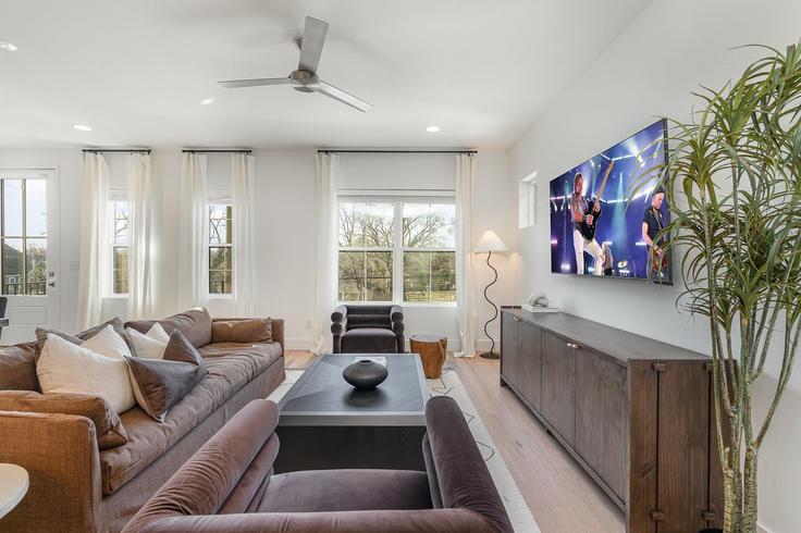 Salle de séjour élégante avec mobilier moderne dans un appartement à Building Lischey Avenue - livly-housing - 1249559 - BNA à Nashville, Nashville