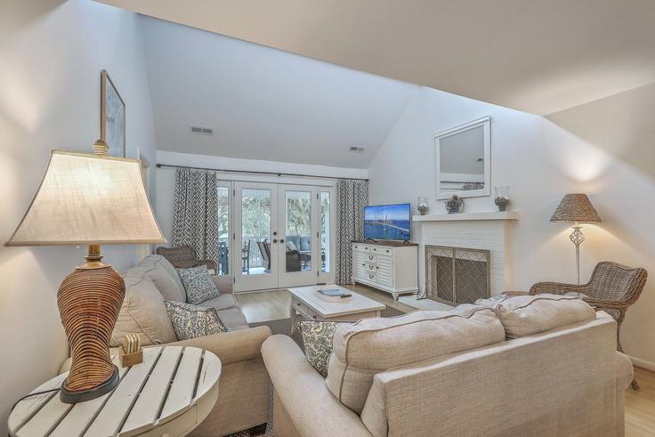 Building Cobby Creek Lane - livly-housing - 1248824 - USA adresindeki bir dairede modern mobilyalarla zarif bir şekilde tasarlanmış oturma odası Seabrook Island, Seabrook Island