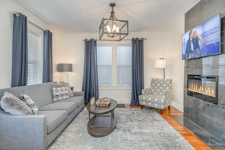 Nashville NashvilleのBuilding Pearl Street - livly-housing - 1249557 - BNAのアパートメントにある、モダンな家具を備えたエレガントなデザインのリビングルーム Nashville NashvilleのBuilding Pearl Street - livly-housing - 1249557 - BNAのアパートメントにある、モダンな家具を備えたエレガントなデザインのリビングルーム
