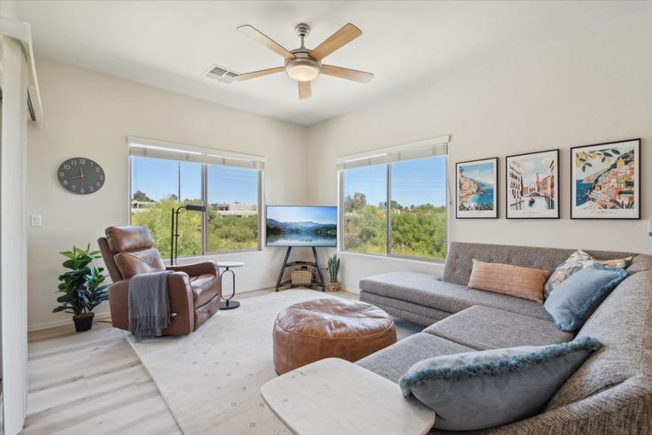 Fountain Hills, Fountain Hills에 위치한 Building North Panorama Drive - livly-housing - 1249555 - USA 유닛의 세련된 인테리어가 돋보이는 거실