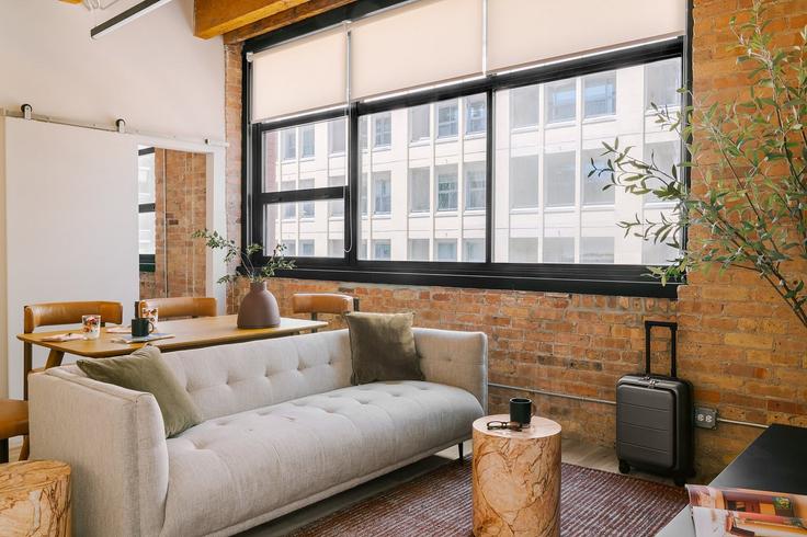 Elegant gestaltetes Wohnzimmer mit moderner Einrichtung in einer Wohnung im Building West Jackson Boulevard - livn-chicago - 1504152 in Chicago, Chicago