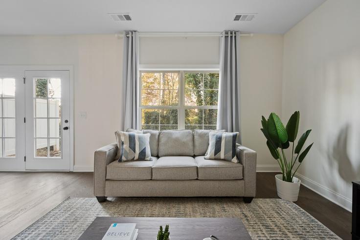 Building Old Hickory Boulevard - livv - 1468103 adresindeki bir dairede modern mobilyalarla zarif bir şekilde tasarlanmış oturma odası Nashville, Nashville Building Old Hickory Boulevard - livv - 1468103 adresindeki bir dairede modern mobilyalarla zarif bir şekilde tasarlanmış oturma odası Nashville, Nashville