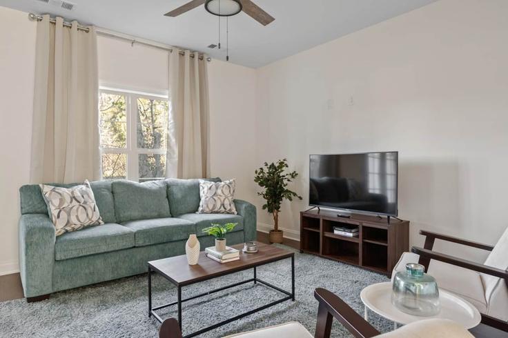 Nashville, Nashville에 위치한 Building Old Hickory Boulevard - livv - 1385492 유닛의 세련된 인테리어가 돋보이는 거실 Nashville, Nashville에 위치한 Building Old Hickory Boulevard - livv - 1385492 유닛의 세련된 인테리어가 돋보이는 거실