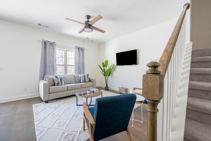 Nashville, Nashville에 위치한 Building Old Hickory Boulevard - livv - 1385499 유닛의 세련된 인테리어가 돋보이는 거실 Nashville, Nashville에 위치한 Building Old Hickory Boulevard - livv - 1385499 유닛의 세련된 인테리어가 돋보이는 거실