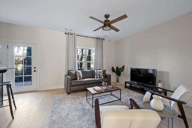Salle de séjour élégante avec mobilier moderne dans un appartement à Building Old Hickory Boulevard - livv - 1385494 à Nashville, Nashville Salle de séjour élégante avec mobilier moderne dans un appartement à Building Old Hickory Boulevard - livv - 1385494 à Nashville, Nashville