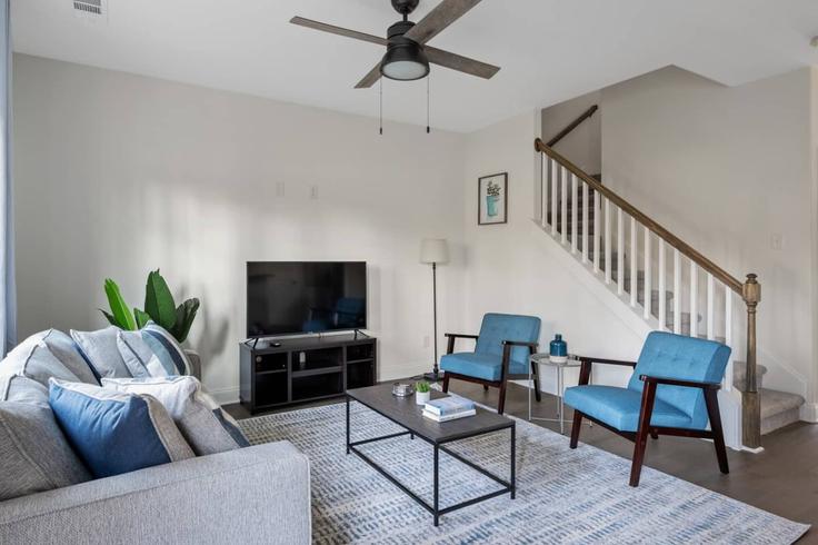 Sala de estar elegantemente projetada com móveis modernos em um apartamento no Building Old Hickory Boulevard - livv - 1499910 em Nashville, Nashville Sala de estar elegantemente projetada com móveis modernos em um apartamento no Building Old Hickory Boulevard - livv - 1499910 em Nashville, Nashville