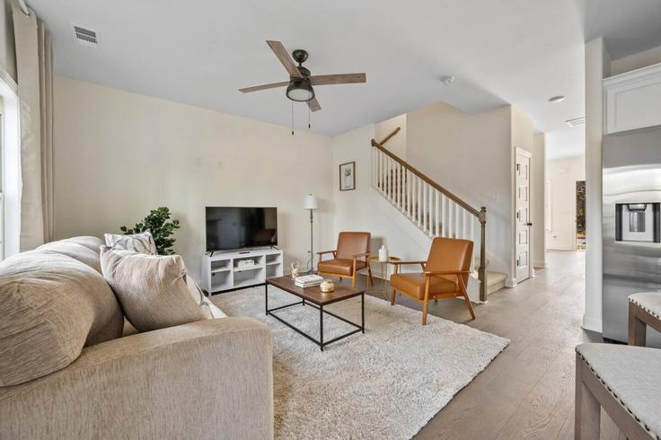 Nashville, Nashville에 위치한 Building Old Hickory Boulevard - livv - 1385500 유닛의 세련된 인테리어가 돋보이는 거실 Nashville, Nashville에 위치한 Building Old Hickory Boulevard - livv - 1385500 유닛의 세련된 인테리어가 돋보이는 거실