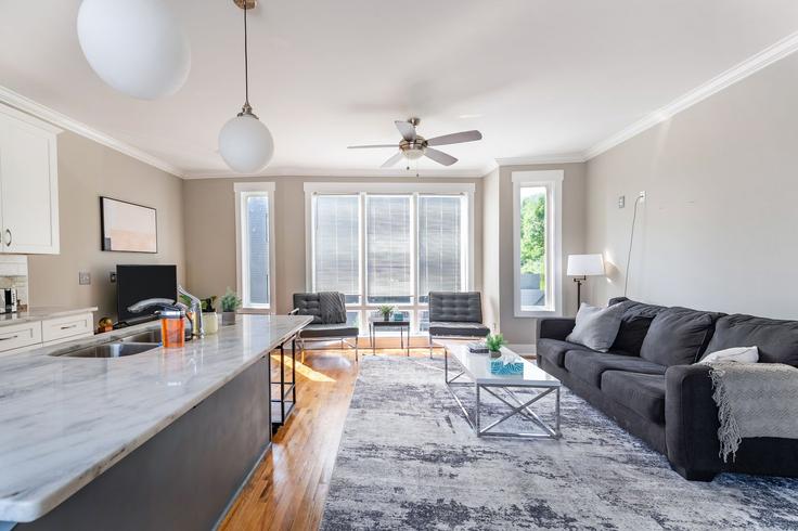 Building Baptist World Center Drive - livv - 1385491 adresindeki bir dairede modern mobilyalarla zarif bir şekilde tasarlanmış oturma odası Nashville, Nashville