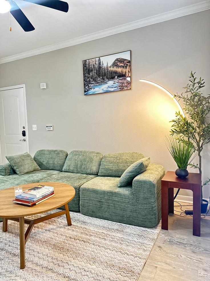 Building Research Forest Drive - lk-property-holdings - 1603669 adresindeki bir dairede modern mobilyalarla zarif bir şekilde tasarlanmış oturma odası Magnolia, Magnolia