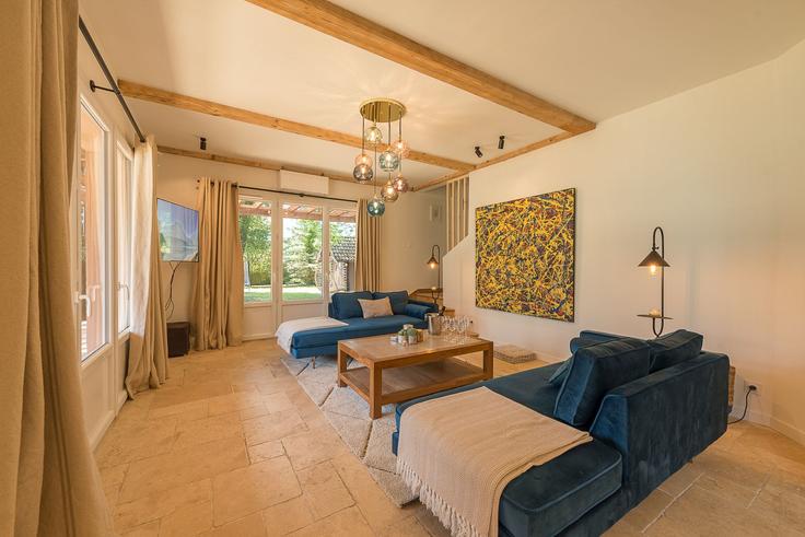 Elegant gestaltetes Wohnzimmer mit moderner Einrichtung in einer Wohnung im Building Route d'Annecy - llaselections - 1272518 - PAR in Doussard, Doussard