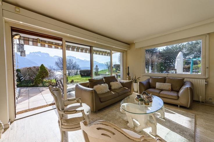 Elegant gestaltetes Wohnzimmer mit moderner Einrichtung in einer Wohnung im Building Impasse de Létraz - llaselections - 1272509 - PAR in Sévrier, Sévrier